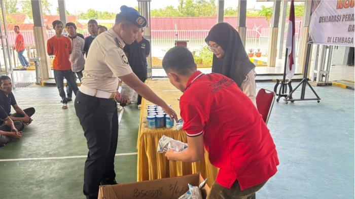 TES URINE- Lembaga Pemasyarakatan Kelas IIB Solok melaksanakan kegiatan razia kamar hunian dan tes urine warga binaan pada Jumat (8/5/2026) pagi.