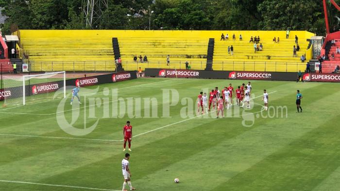 BRI SUPER LEAGUE- Jalannya pertandingan Semen Padang FC menghadapi Persik Kediri pada babak pertama dalam lanjutan pekan ke-32 BRI Super League 2025/2026 di Stadion Haji Agus Salim, Kota Padang, Jumat (8/5/2026).