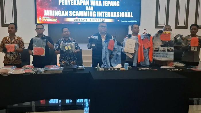 BARANG BUKTI - Polrestabes Surabaya memamerkan sejumlah barang bukti dalam ungkap kasus Komplotan Jaringan Scamming Internasional dan Penyekapan, di Mapolrestabes Surabaya, Jumat (8/5/2026). Barang bukti disita dari 44 tersangka yang merupakan warga negara asing. Modusnya menyamar sebagai Anggota Kepolisian Jepang