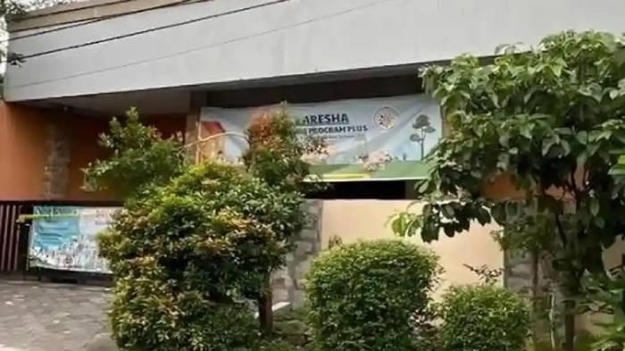 EKS KORUPTOR - Tempat penitipan anak (daycare) Little Aresha di Sorosutan, Umbulharjo, Kota Yogyakarta, digerebek aparat kepolisian. Kasus kekerasan anak di daycare tersebut menyeret ketua yayasan, Diyah Kusumastuti. Yang ternyata eks koruptor.