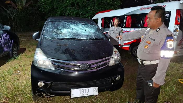 OLAH TKP - kondisi mobil dari wisatawan asal Surabaya yang dirusak di kawasan Pantai Wedi Awu, Kecamatan Tirtoyudo, Kabupaten Malang, Jawa Timur pada Selasa (5/5/2026) malam. Polres Malang masih melakukan penyelidikan.