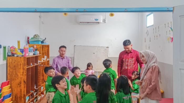 DUTA BAHASA -- Suasana para Finalis Duta Bahasa Provinsi Gorontalo Tahun 2026 yang tergabung di kelompok Biluhu menggelar belajar-mengajar di Sakura Kids School by TransBahasa Gorontalo, Kamis (7/5/2026)