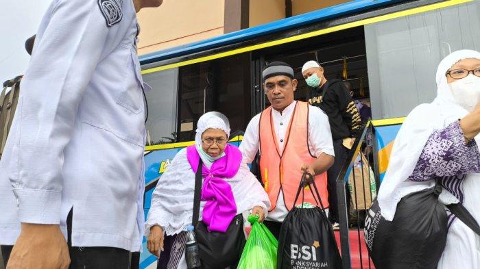 JEMAAH HAJI -- Jemaah haji Kloter 10 Ujung Pandang (UPG) saat tiba di Gorontalo, Senin 1/7/2024) pagi. Calon Jemaah Haji Gorontalo dipantau ketat.