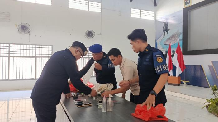 WARGA BINAAN -- Para warga binaan dikumpulkan untuk penggeledahan kamar oleh petugas Lapas Gorontalo. (Sumber: TribunGorontalo.com/Jefry Potabuga)