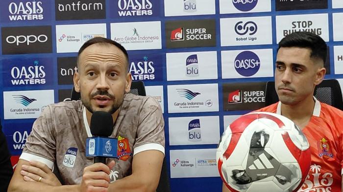 KONFERENSI PERS - Pelatih Persijap Jepara, Mario Licinio Guerreiro Lemos (kiri) membeberkan kondisi tim menjelang pertandingan melawan Bhayangkara FC Jumat (10/4/2026) saat konferensi pers di Stadion GBK Jepara. Pertandingan Persijap Jepara Vs Bhayangkara FC berlangsung Sabtu (11/4/2026) malam.