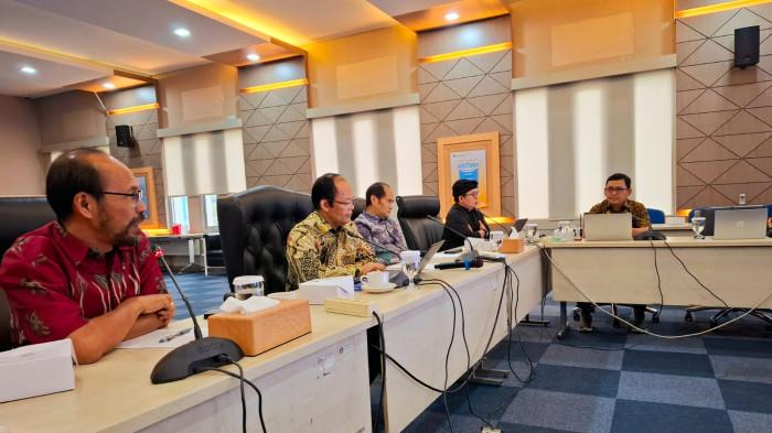 PERTEMUAN BERSAMA (Dari kiri – Kanan) : Rm Petrus Noegroho Agoeng (Sekretaris Eksekutif Komisi Komsos KWI), Hafidz Muksin (kepala Badan Bahasa), Ganjar Harimansyah (Sekretaris Badan Bahasa), Iwa Lukmana (Kepala Pusat Pemberdayaan Bahasa dan Sastra) dan Dony Setiawan (Kepala Bidang Kemitraan dan Diplomasi Bahasa, Pusat Pemberdayaan Bahasa dan Sastra) dalam pertemuan di Gedung Badan Bahasa, Jakarta  Kamis (07/05/2026).