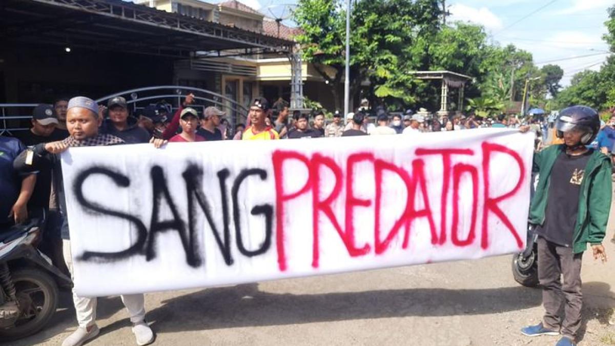 PELECEHAN DI PESANTREN - Warga menggelar aksi demonstrasi di sebuah pondok pesantren di Kecamatan Tlogowungu, Kabupaten Pati, Sabtu (2/5/2026), sambil membawa spanduk.
