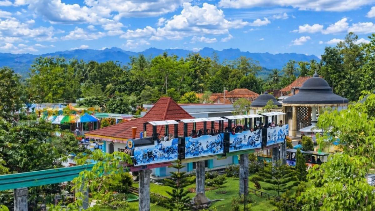 WAHANA PERMAINAN -  kereta mini di Borobudur Land, tempat wisata hits dan ramah anak di Magelang, Jawa Tengah.
