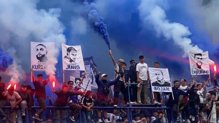 DIPENUHI BOBOTOH - Stadion GBLA, Kota Bandung, hampir dipenuhi Bobotoh yang datang untuk menyampaikan dukungannya kepada tim kebanggaannya, Persib Bandung, Kamis (7/5/2026) pagi. Itu merupakan dukungan untuk tim Maung Bandung yang akan berlaga menghadapi tim rival, Persija Jakarta, di Stadion Segiri, Samarinda, Minggu (10/5/2026).