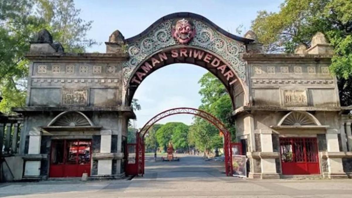 WISATA SOLO - Pintu masuk Taman Sriwedari yang berlokasi di Jalan Slamet Riyadi No.275, Sriwedari, Kec. Laweyan, Kota Surakarta, Jawa Tengah.
