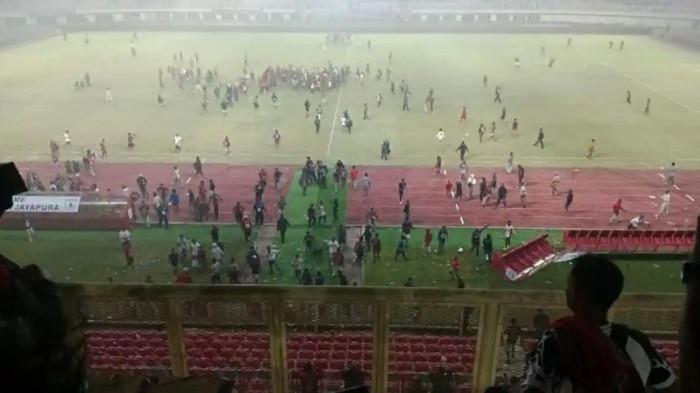 Kericuhan setelah tuan rumah Persipura Jayapura kalah 0-1 dari Adhyaksa FC