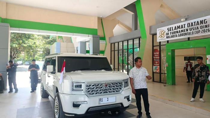 KEDATANGAN RI--Petugas berebutan foto di mobil presiden di Stadion Merdeka Kota Gorontalo, Sabtu (9/5/2026). Sumber foto: TribunGorontalo.com/Jefri Potabuga.