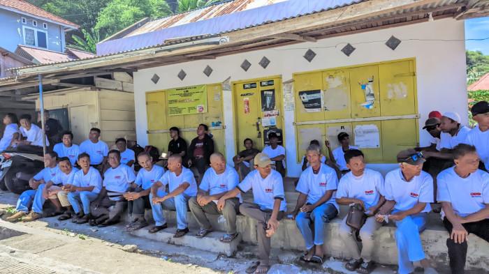 NELAYAN -- Deretan nelayan Gorontalo berkaos putih menunggu kedatangan