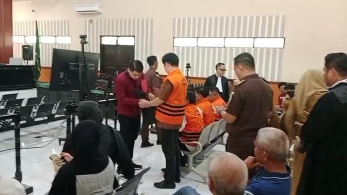 SIDANG KORUPSI RSUD - Mantan Bupati Kolaka Timur (Koltim), Abdul Azis saat dibuka borgolnya sebelum menjalani sidang perdana kasus dugaan korupsi pembangunan Rumah Sakit Umum Daerah (RSUD) Koltim di Pengadilan Tindak Pidana Korupsi (Tipikor) Pengadilan Negeri Kendari,  Provinsi Sulawesi Tenggara (Sultra), Selasa (13/1/2026). Sidang pembacaan dakwaan kali ini, pihak Abdul Azis memiliki tidak melakukan eksepsi dan sidang akan dilanjutkan pemeriksaan saksi pekan depan.(Dok : Istimewa)