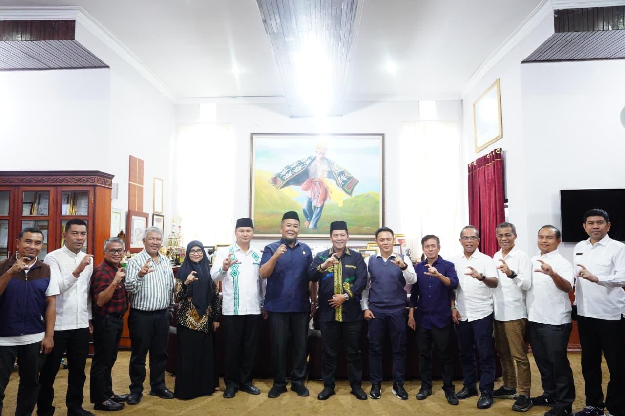 Bupati Aceh Tengah Haili Yoga dan Kakanwil BPN Aceh Arinaldi berserta jajaran berfoto bersama usai pertemuan, Jumat (8/5/2027).