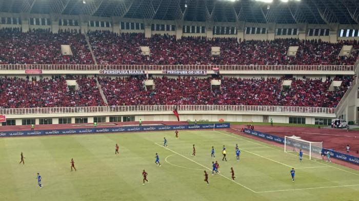PERSIPURA GAGAL PROMOSI - Suasana pertandingan Persipura Jayapura vs Adhyaksa FC Banten pada laga playoff Championship 2025/2026 di Stadion Lukas Enembe, Kabupaten Jayapura, Jumat (8/5/2026). Persipura kalah 0-1 dari Adhyaksa FC dan gagal promosi ke Liga 1 musim depan.