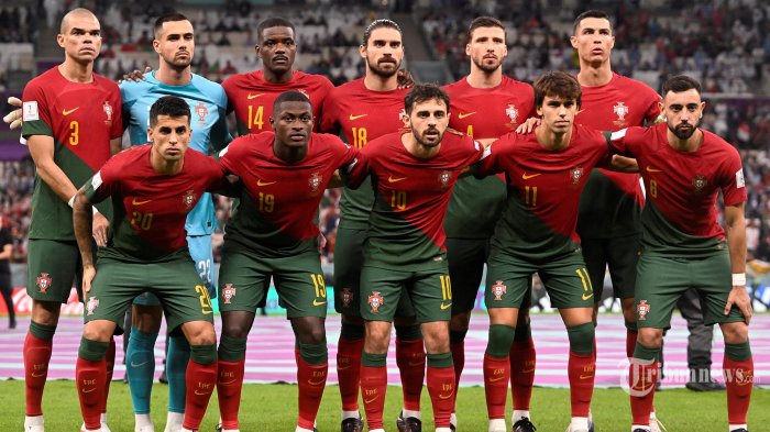 Para pemain tim Portugal berfoto jelang pertandingan sepak bola Grup H Piala Dunia Qatar 2022 antara Portugal dan Uruguay di Stadion Lusail di Lusail, utara Doha. Senin  (28 November 2022). (PATRICIA DE MELO MOREIRA / AFP)