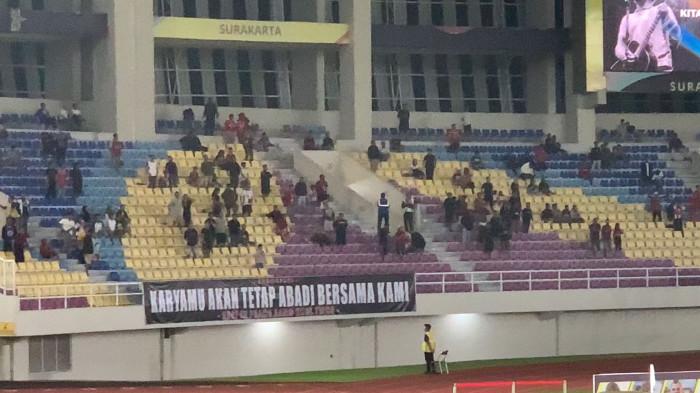 SUPORTER PERSIS - Suasana tribun penonton di Stadion Manahan saat Persis Solo, belum lama ini. Manajemen Persis Solo mengimbau suporter yang akan menyaksikan laga kandang melawan Persebaya Surabaya di Stadion Manahan Solo untuk mengenakan pakaian batik, pada pertandingan yang digelar Sabtu (9/5/2026) malam