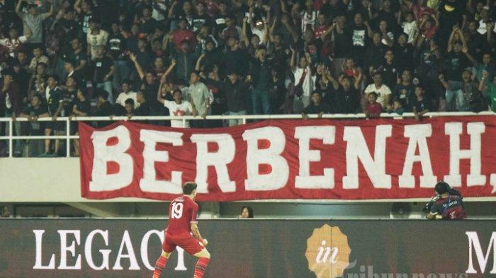 SELEBRASI - Pesepak bola Persis Solo, Dejan Tumbas selebrasi setelah mencetak gol ke gawang Bali United dalam pertandingan Super League di Stadion Manahan, Solo, Kamis (12/3/2026) malam. Dejan Tumbas, menegaskan seluruh pemain Laskar Sambernyawa dalam kondisi siap tempur menghadapi mantan klubnya, Persebaya Surabaya,