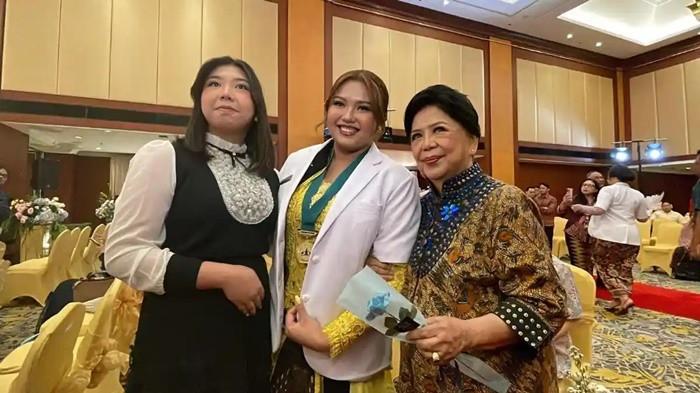ANAK FERDY SAMBO - Momen Trisha Eungelica Ardyadana Sambo (tengah), putri eks Kadiv Propam Polri Ferdy Sambo dan Putri Candrawathi resmi menjadi dokter usai menjalani upacara sumpah dokter di Ballroom Hotel Borobudur, Jakarta, Rabu (6/5/2026). Ia nampak ditemani neneknya, Frederyca Wayan (kanan) dan adiknya, Trishanna Datia Sambo (kiri) saat upacara itu.