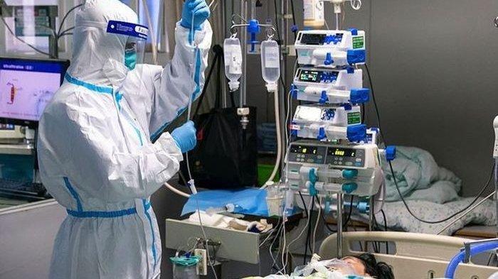 Ilustrasi, seorang perawat melayani pasien terinfeksi virus corona