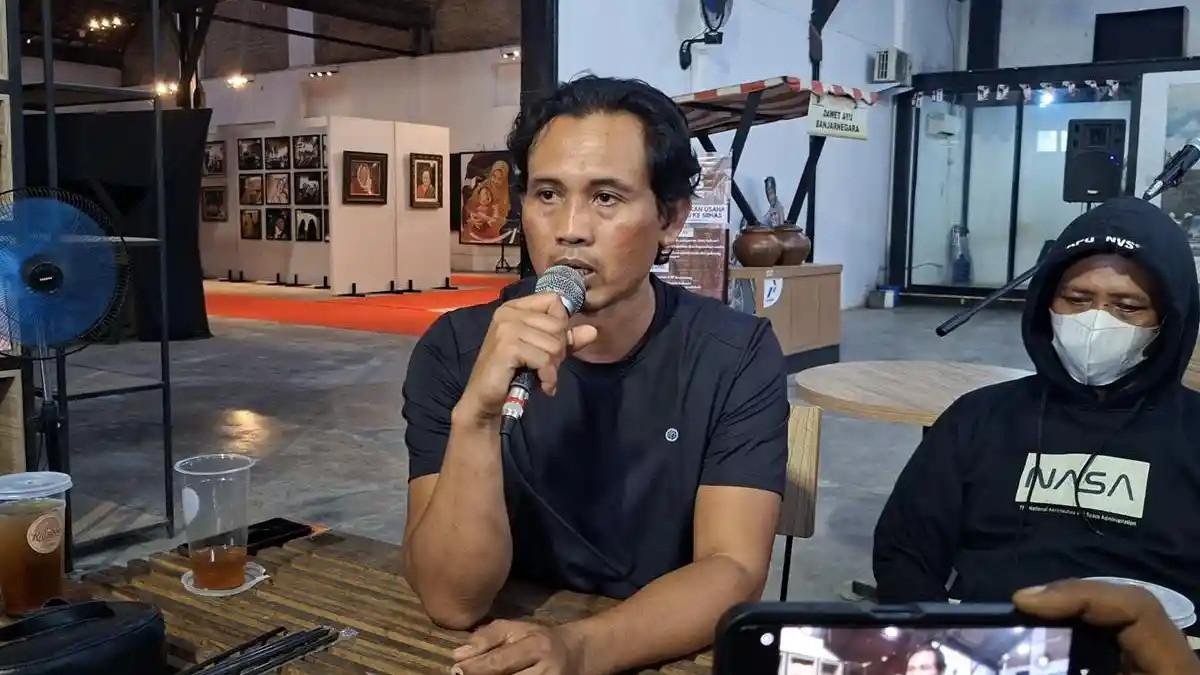 MENJELASKAN - Kuasa hukum korban dugaan pencabulan santri di Pati, Ali Yusron, memberikan keterangan kepada awak media di Semarang, Jumat (8/5/2026). Ia menyoroti lambatnya penanganan kasus yang dilaporkan sejak 2024 serta menduga adanya pihak lain yang terlibat dalam rangkaian peristiwa tersebut.