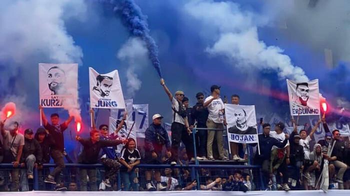 LAUTAN BIRU - Bobotoh membuat tribun Stadion Gelora Bandung Lautan Api (GBLA) menjadi lautan biru dengan suar atau flare menjelang laga away Persib Bandung menghadapi Persija Jakarta.