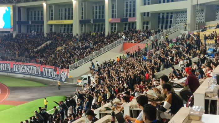 SUPORTER - Suasana tribun Stadion Manahan Solo, beberapa waktu lalu. Ajakan manajemen Persis Solo kepada suporter untuk mengenakan batik saat laga kandang di Stadion Manahan memunculkan respons beragam.