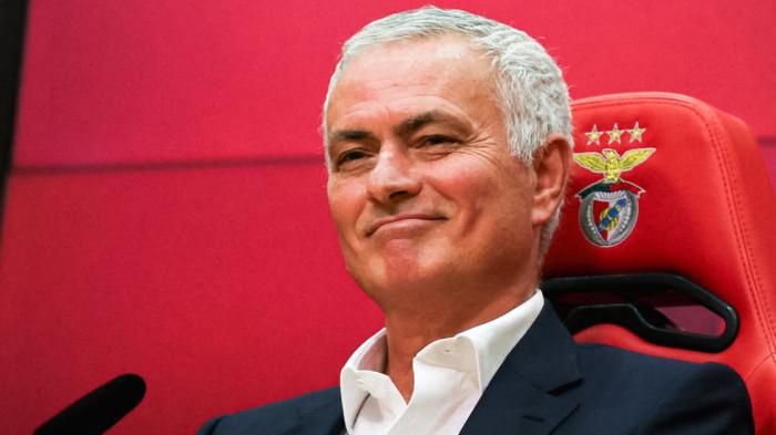 TERSENYUM - Jose Mourinho tersenyum saat sesi perkenalan sebagai pelatih baru, Benfica pada Jumat (19/9/.2025).