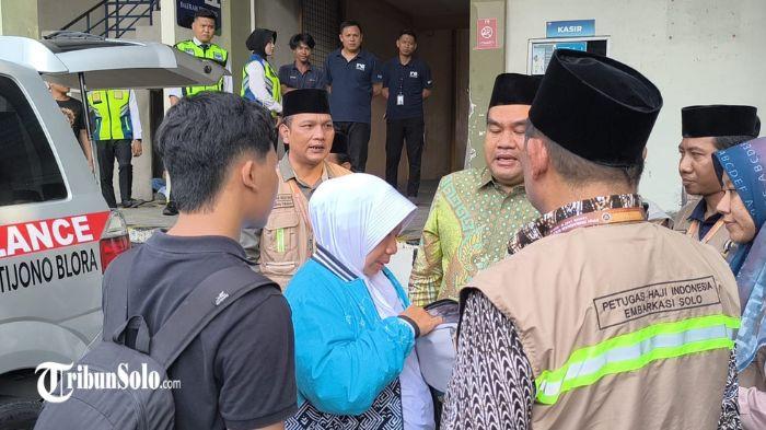 TIBA DI BANDARA - Keluarga Sutrisno (54) calon jemaah Haji asal Kabupaten Blora, saat berada di di Bandara Adi Soemarmo, Kabupaten Boyolali, Sabtu (9/5/2026). Sutrisno meninggal dunia setelah mengalami penurunan kondisi kesehatan saat perjalanan menuju Tanah Suci.