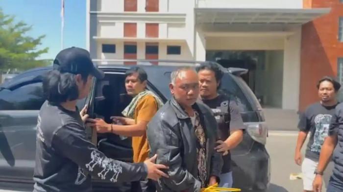 DITANGKAP - Ashari ditangkap di Kabupaten Wonogiri, Jawa Tengah, pada Kamis (7/5/2026) setelah sempat buron terkait kasus dugaan pencabulan terhadap puluhan santriwati di Pondok Pesantren Ndholo Kusumo, Pati, Jawa Tengah.