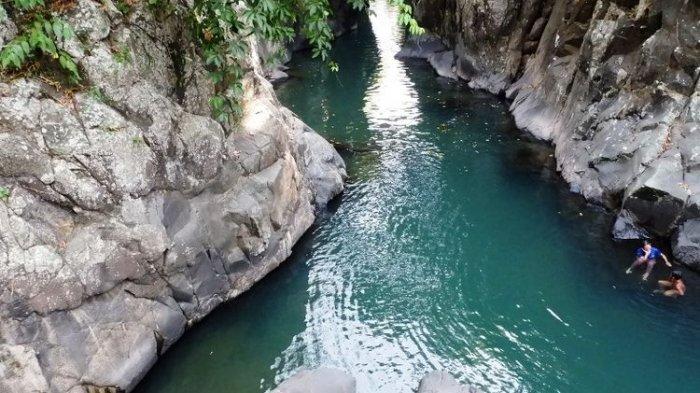 Leuwi Jurig berada di Kampung Rupit, Desa Bojong, Kecamatan Bungbulang, Kabupaten Garut, Jawa Barat. Di sini pengunjung bisa berenang di kedalaman air lebih dari10 meter dengan pemandangan yang indah.(KOMPAS.com/RENI SUSANTI)