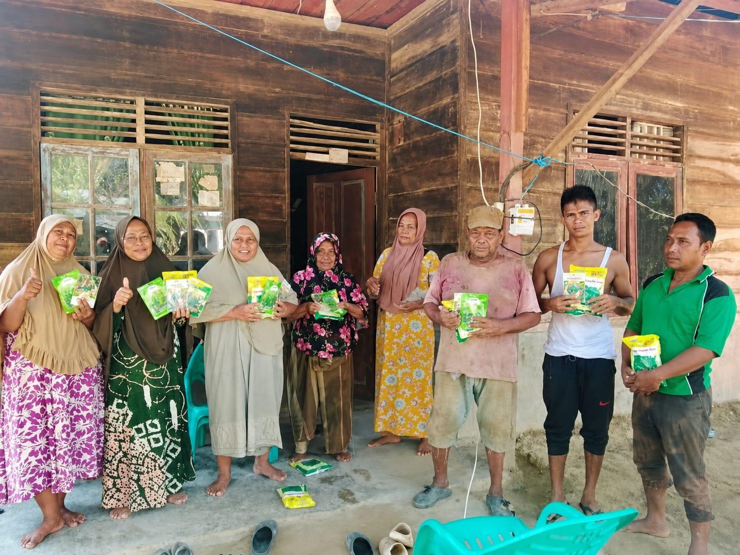 Kelompok Tani di Desa Sekumur, Aceh Tamiang saat menerima bantuan bibit unggul dari Tim PkM Kebencanaan UT pada 21-22 April 2026.