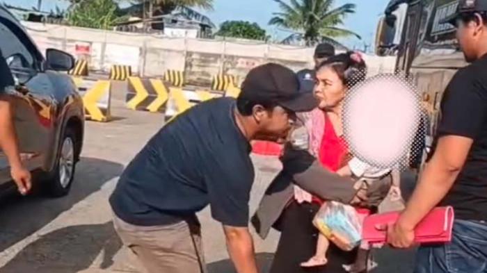 TERDUGA PENCULIK - Terduga penculik balita asal Kabupaten Tulungagung saat diamankan personel Satreskrim Polres Serang Polda Banten di Pelabuhan Merak. Terduga pelaku diduga akan membawa korban menyeberang ke Lampung. (Polres Serang)
