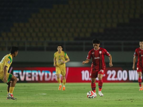 Aksi Zanadin Fariz Vs Toni Firmansyah dalam laga Persis Solo Vs Persebaya Surabaya di Stadion Manahan, Solo pada Sabtu (9/5/2026).