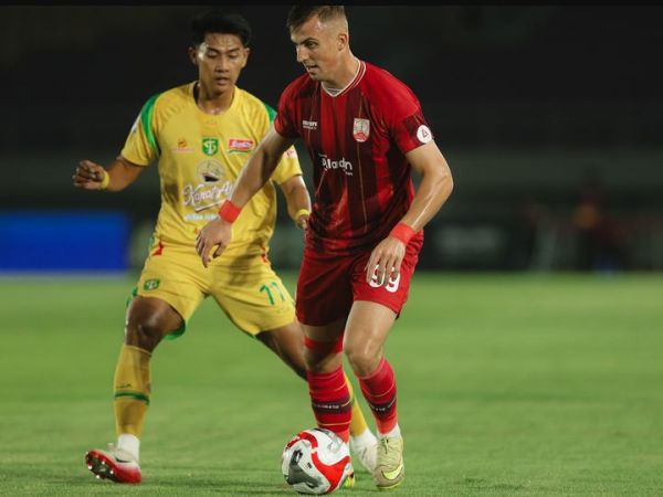 Duel Roman Paparyga Vs Malik Risaldi yang terjadi saat laga Persis Solo Vs Persebaya Surabaya di Stadion Manahan, Solo pada Sabtu (9/5/2026).