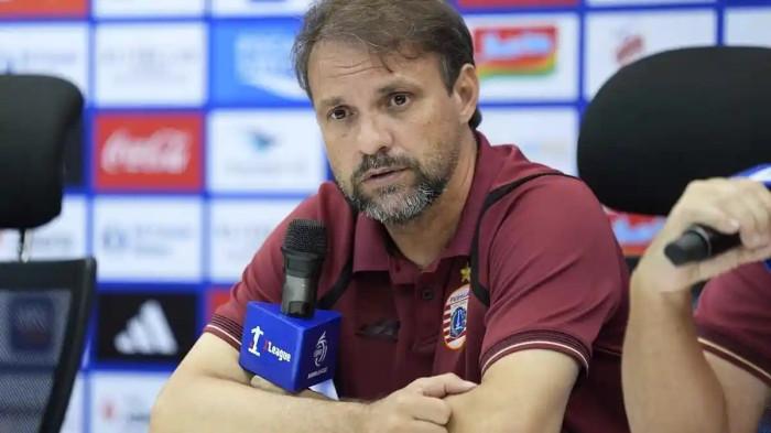 PERSIJA - Persija Jakarta harus kalah dari Bhayangkara FC pada pekan ke-26 Super League 2025/2026 di Stadion Sumpah Pemuda, Lampung, Minggu (5/4/20206). Pelatih Persija Jakarta Mauricio Souza di Jakarta International Stadium atau Stadion JIS, Jakarta Utara, Sabtu (23/8/2025).