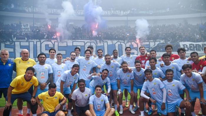 Penggawa Persib Bandung mendapatkan suntikan semangat dari Bobotoh usai sesi latihan Kamis (7/5/2026) di Gelora Bandung Lautan Api (GBLA) jelang laga melawan Persija Jakarta akhir pekan. (KOMPAS.com/ADIL NURSALAM)