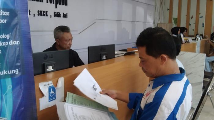 LAPORKAN MANTAN ISTRI - Wisnu Dwi Kurniawan bertandang ke Polres Nganjuk untuk melaporkan mantan istrinya, Jumat (8/5/2026) kemaren. Ia melapor karena mantan istrinya diduga memalsukan data ASN untuk muluskan perceraian. 