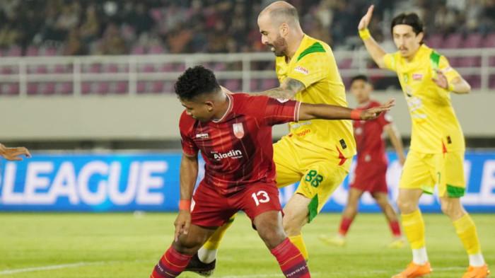 BEREBUT BOLA - Pesepak bola Persebaya, Milos Raickovic (kanan) mengadang pesepak bola Persis Solo, Dodi Alekvan Djin (kiri) dalam pertandingan Super League di Stadion Manahan, Solo, Sabtu (9/5/2026) malam. (TRIBUNNEWS/Muhammad Nursina)
