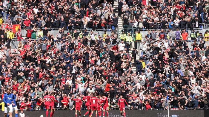 BERSELEBRASI - Selebrasi pemain Liverpool setelah Mohamed Salah mencetak gol ke gawang Everton pada Derby Merseyside pekan 33 Liga Inggris di Hill Dickinson Stadium, Minggu (19/4) malam WIB.