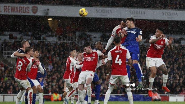 Bek West Ham United asal Yunani #15 Konstantinos Mavropanos menyundul bola dan mencetak gol kedua timnya selama pertandingan sepak bola Liga Utama Inggris antara Arsenal vs West Ham United di Stadion Emirates di London pada 28 Desember 2023. Ian Kington / IKIMAGES / AFP