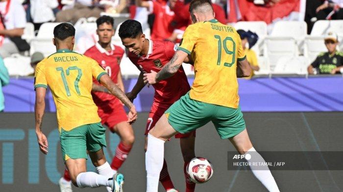 Bek Australia #19 Harry Souttar berebut bola dengan gelandang Indonesia #07 Marselino Ferdinan selama pertandingan sepak bola Piala Asia AFC Qatar 2023 antara Australia vs Indonesia di Stadion Jassim bin Hamad di Doha pada 28 Januari 2024.