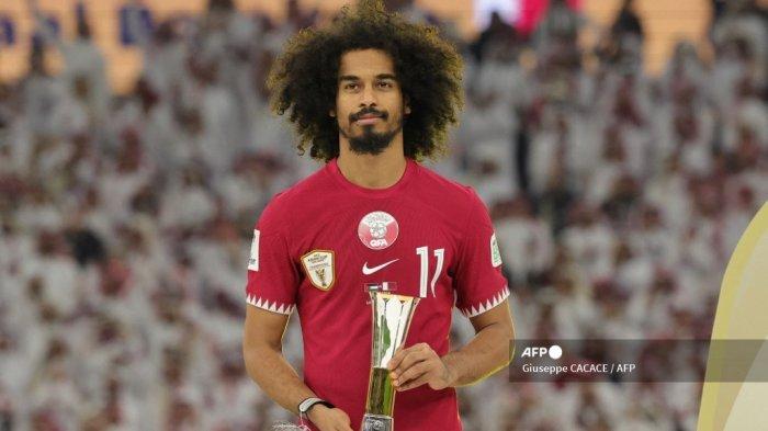 Penyerang Qatar #11 Akram Afif merayakan dengan trofi Penghargaan Pencetak Gol Terbanyak di upacara podium setelah pertandingan sepak bola final Piala Asia AFC Qatar 2023 antara Yordania dan Qatar di Stadion Lusail di Lusail, utara Doha pada 10 Februari 2024.