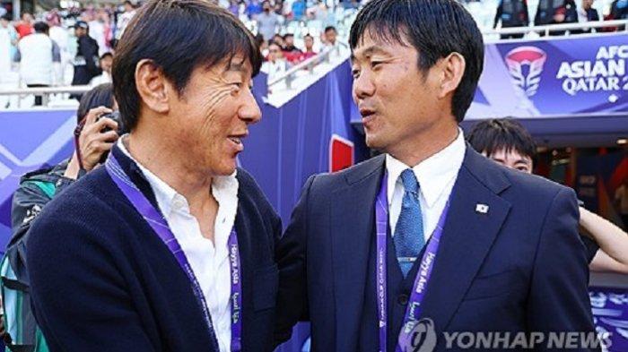 Pelatih Timnas Indonesia, Shin Tae-yong dan pelatih Jepang Hajime Moriyasu berjabat tangan pasca-bentrok di Grup D Piala Asia 2023, Rabu (24/1/2024)