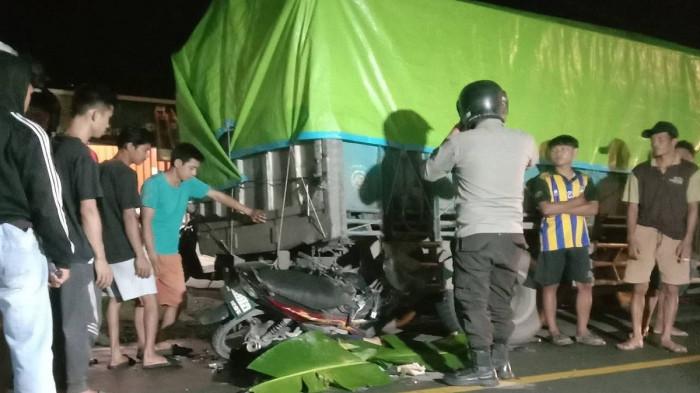 KECELAKAAN SELAKAU - Foto kondisi TKP pria tewas dalam kecelakaan maut di Jalan Raya Selakau, Kecamatan Selakau, Kabupaten Sambas, Kalbar, Rabu 6 Mei 2026 malam. Polisi dan saksi ungkap kronologi.