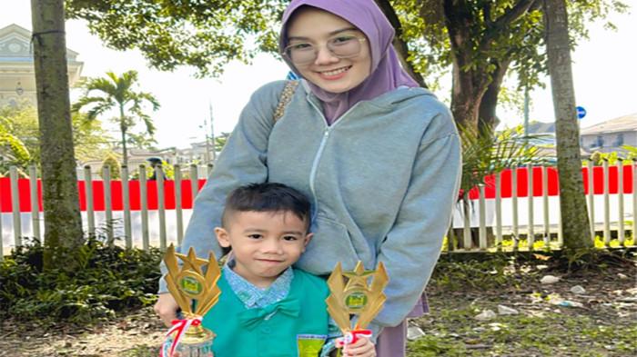 SPMB 2026 - Orang tua calon murid, Tiffany (30), menilai sistem pendaftaran Sistem Penerimaan Murid Baru (SPMB) tahun 2026 yang dilakukan secara daring memberikan banyak kemudahan bagi masyarakat.