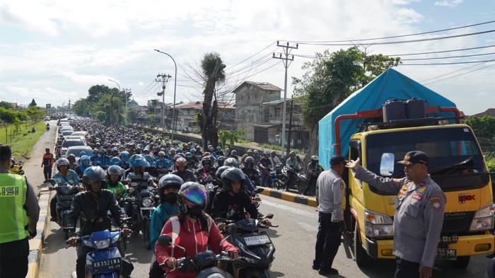 TRUK MOGOK JEMBATAN - Kondisi macet akibat dari truk pengangkut pasir mogok, di Kawasan Duplikasi Jembatan Kapuas I, Kota Pontianak, Jumat, 8 Mei 2026. Truk tersebut mogok terjadi sejak 03.00 WIB dan berhasil dievakuasi pada pukul 08.25 WIB. Polresta Pontianak mengungkap kronologi kejadian tersebut.