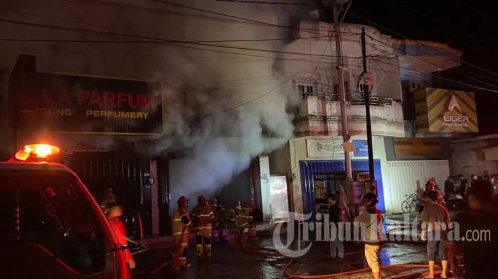 RUKO TERBAKAR - Petugas Pemadam Kebakaran (Damkar) Nunukan berjibaku memadamkan api yang membakar ruko di Jalan TVRI, Kelurahan Nunukan Tengah, Kabupaten Nunukan, Kalimantan Utara, Sabtu (9/5/2026) malam.