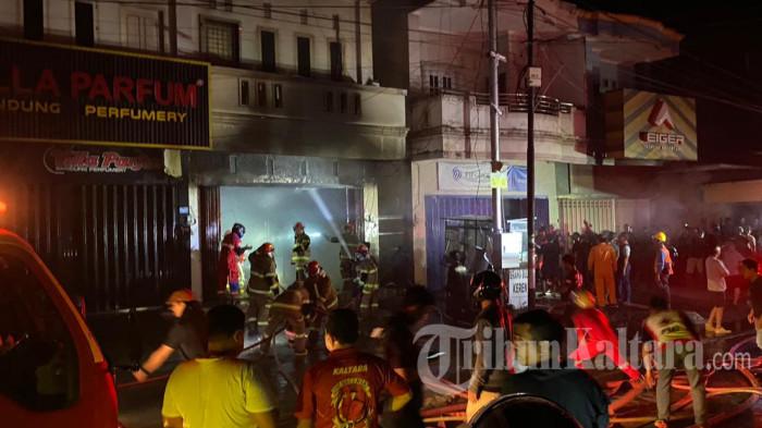 RUKO TERBAKAR - Petugas Pemadam Kebakaran (Damkar) Nunukan berjibaku memadamkan api yang membakar ruko di Jalan TVRI, Kelurahan Nunukan Tengah, Kabupaten Nunukan, Kalimantan Utara, Sabtu (9/5/2026) malam.